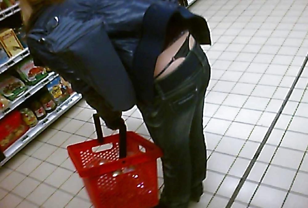 12P Visible thong flashing