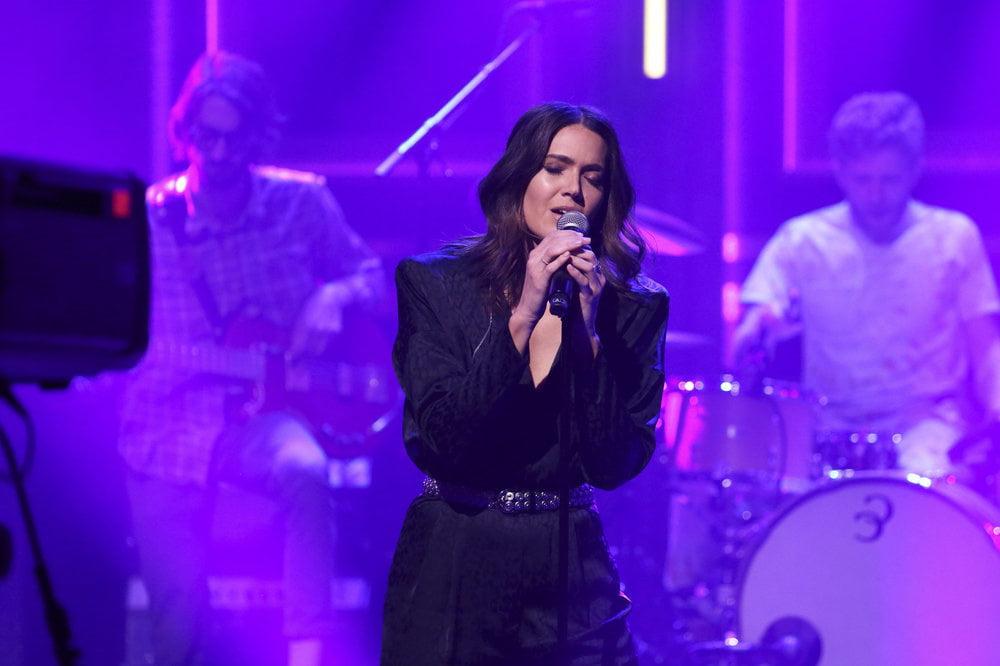 8P Mandy Moore - Tonight Show with Jimmy Fallon (12 March 2020)