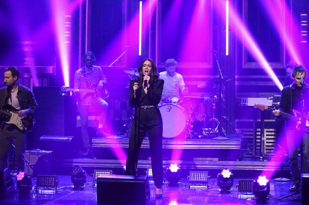 8P Mandy Moore - Tonight Show with Jimmy Fallon (12 March 2020)