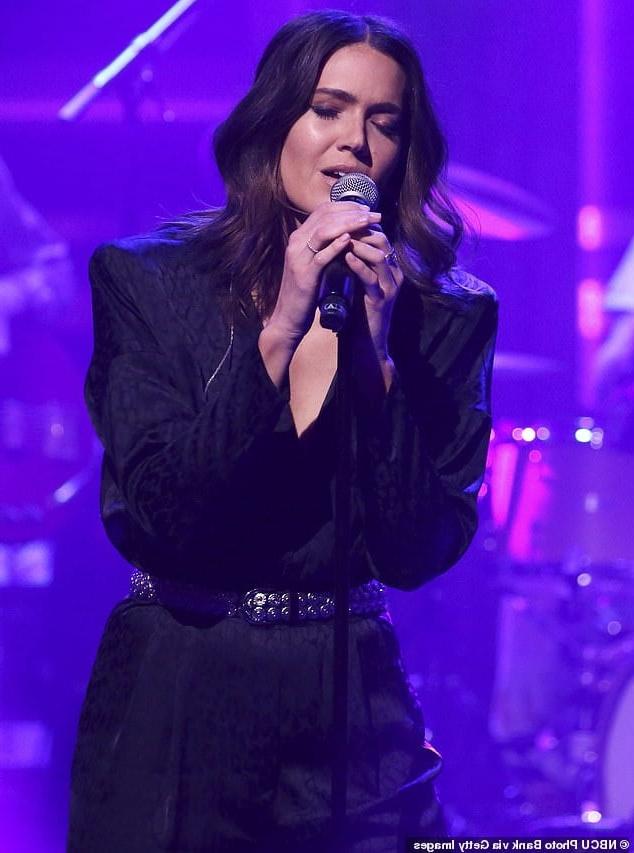 8P Mandy Moore - Tonight Show with Jimmy Fallon (12 March 2020)