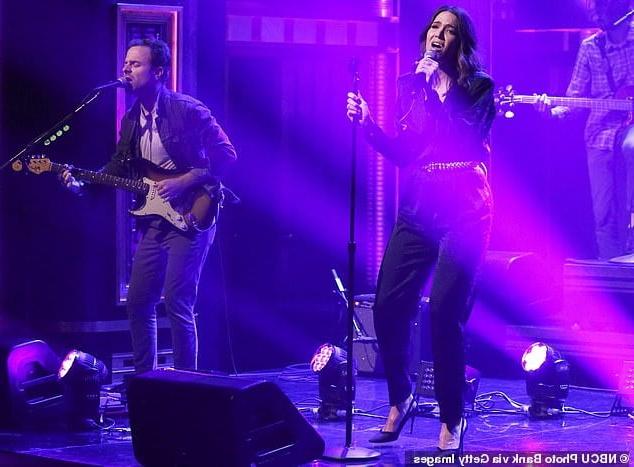 8P Mandy Moore - Tonight Show with Jimmy Fallon (12 March 2020)