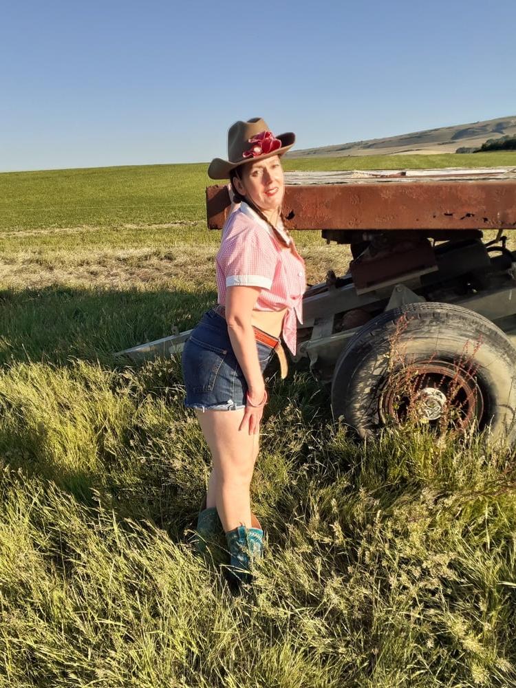 25P The Mrs in her Levi's 561 shorts