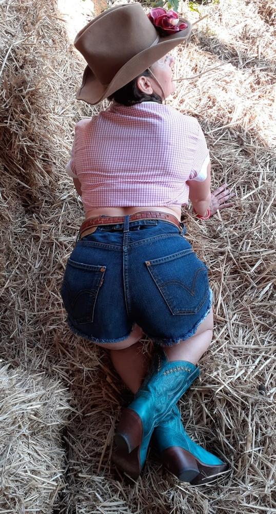 25P The Mrs in her Levi's 561 shorts