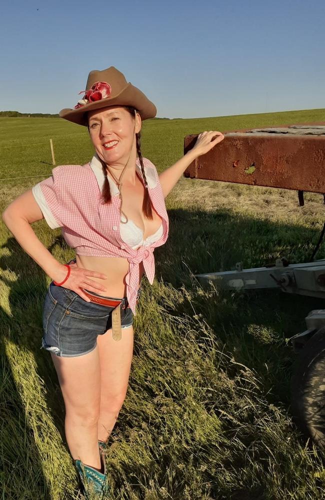 25P The Mrs in her Levi's 561 shorts