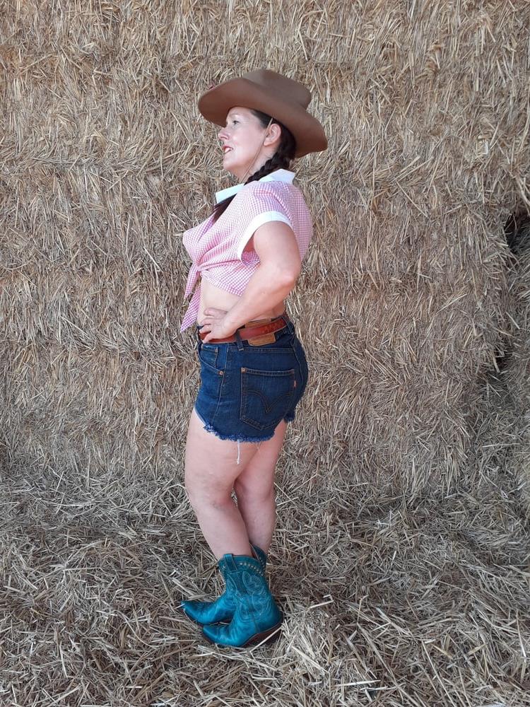 25P The Mrs in her Levi's 561 shorts