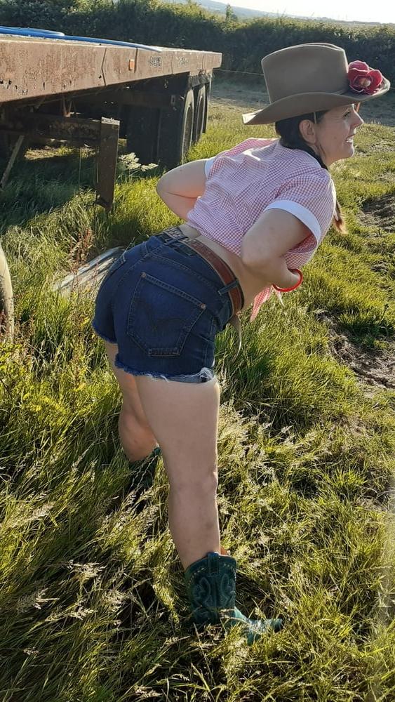 25P The Mrs in her Levi's 561 shorts