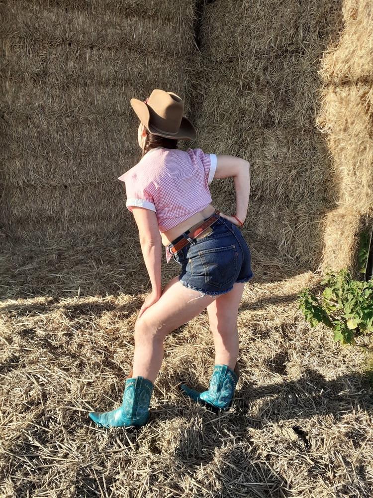 25P The Mrs in her Levi's 561 shorts