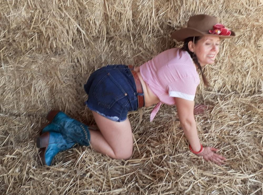25P The Mrs in her Levi's 561 shorts