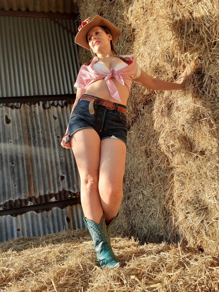 25P The Mrs in her Levi's 561 shorts