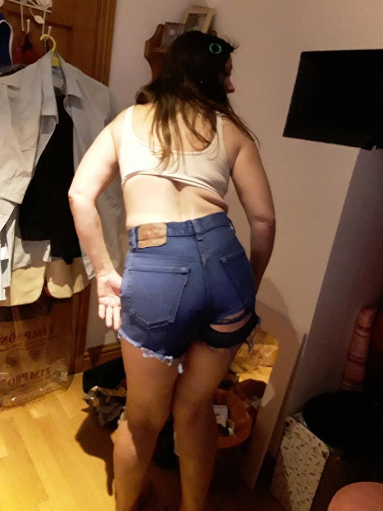 25P The Mrs in Levi's Jean Shorts Daisy Dukes