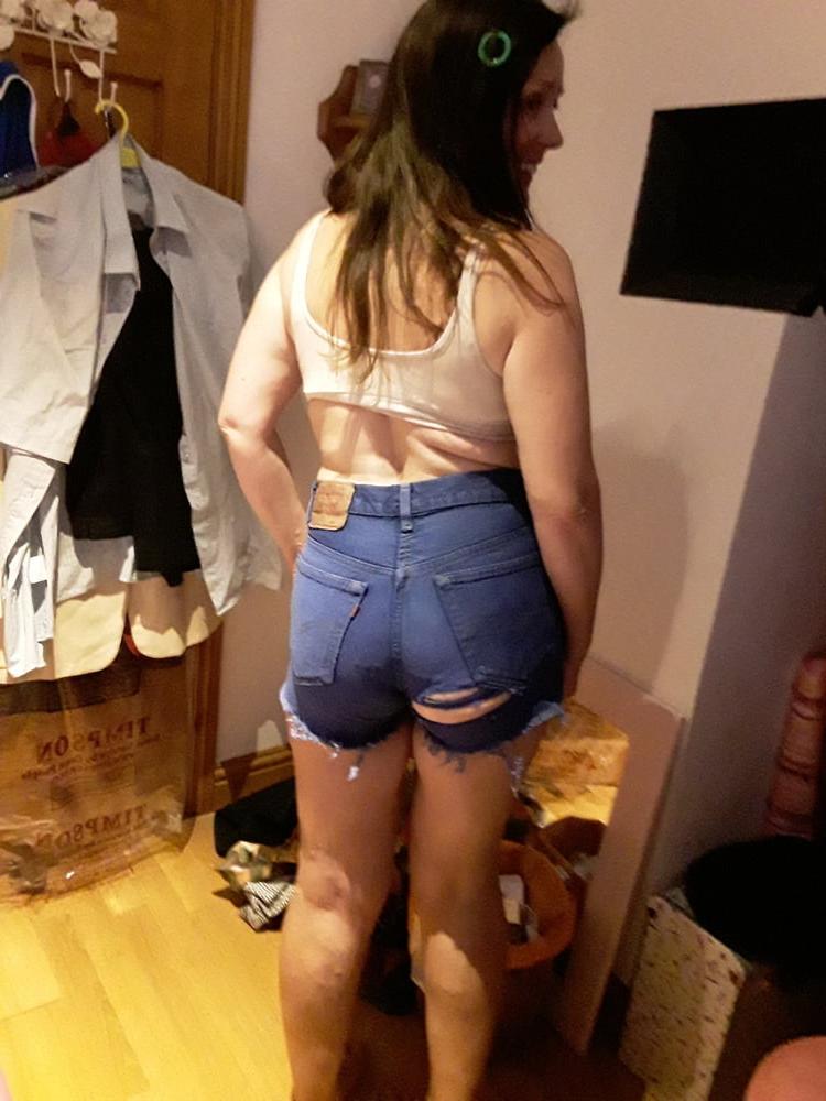 25P The Mrs in Levi's Jean Shorts Daisy Dukes