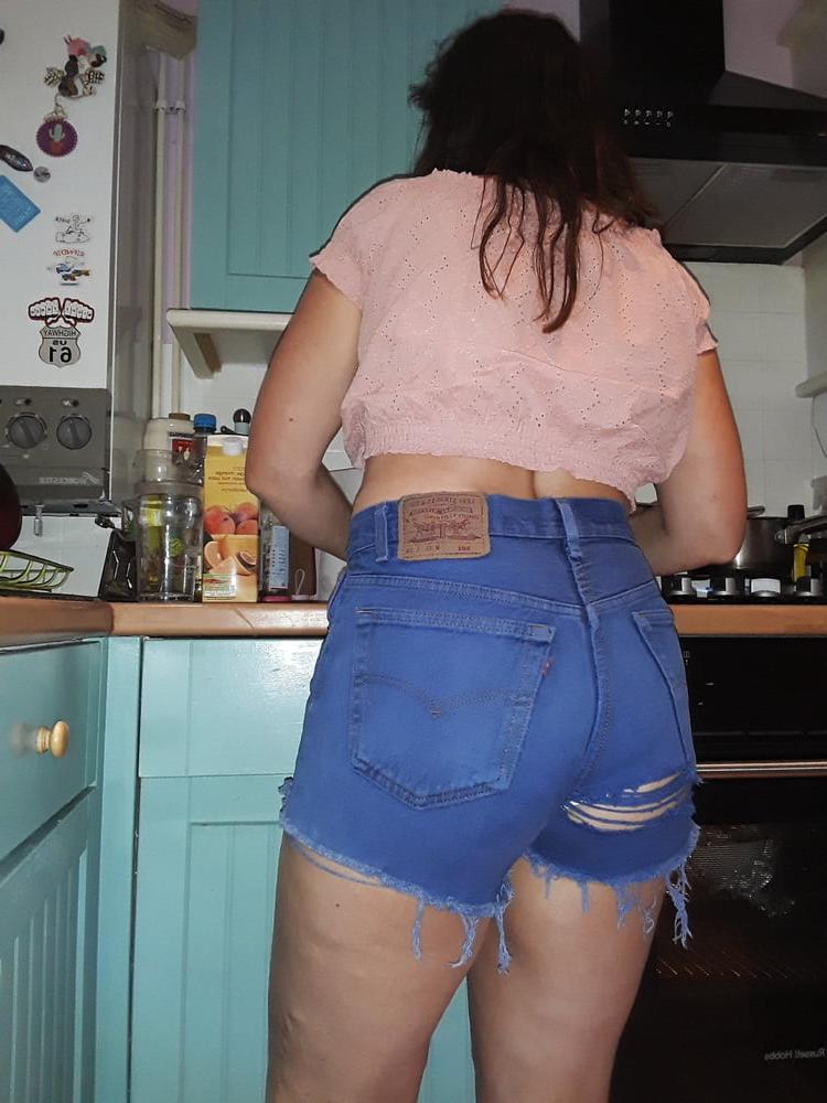 25P The Mrs in Levi's Jean Shorts Daisy Dukes
