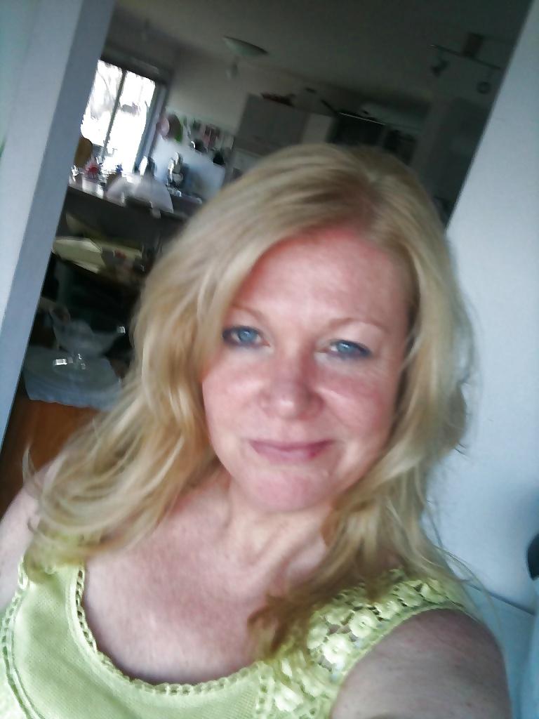 25P Hot blonde mom