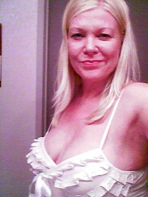25P Hot blonde mom