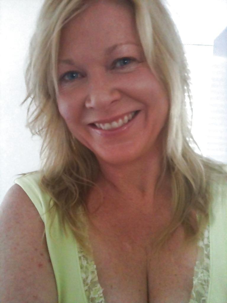 25P Hot blonde mom