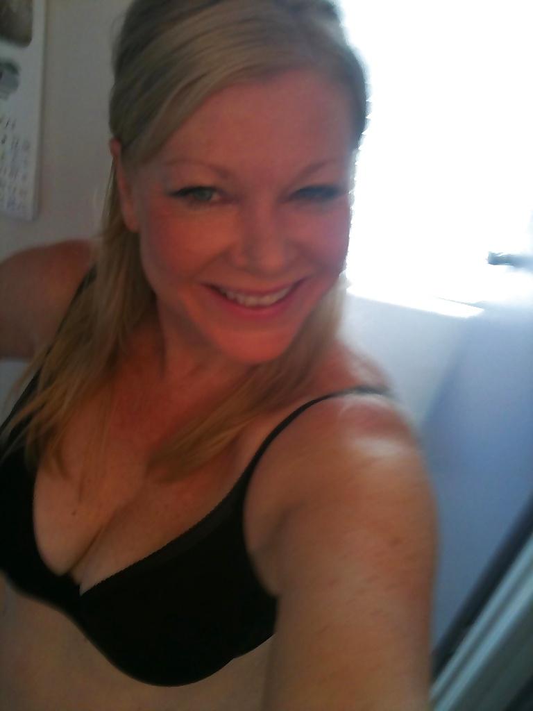 25P Hot blonde mom