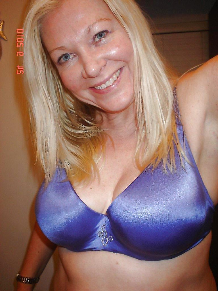 25P Hot blonde mom