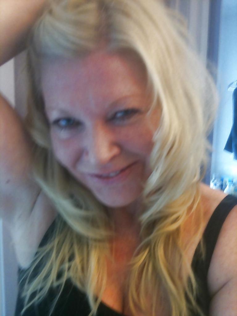 25P Hot blonde mom