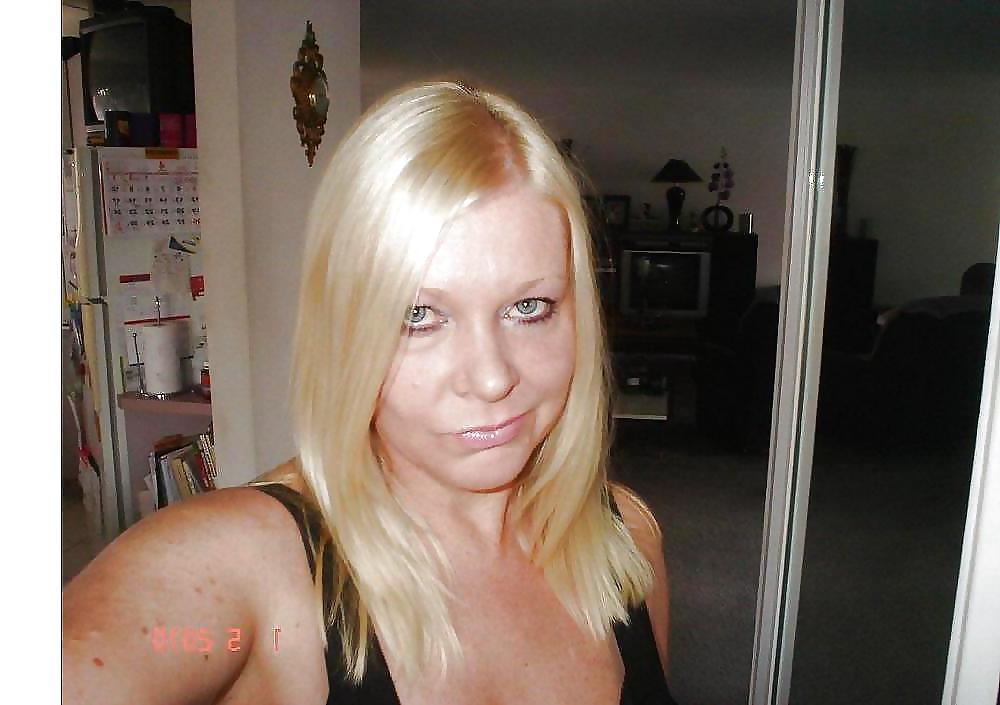 25P Hot blonde mom