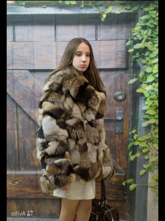 25P woman in fur coat 26