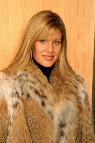 25P woman in fur coat 26