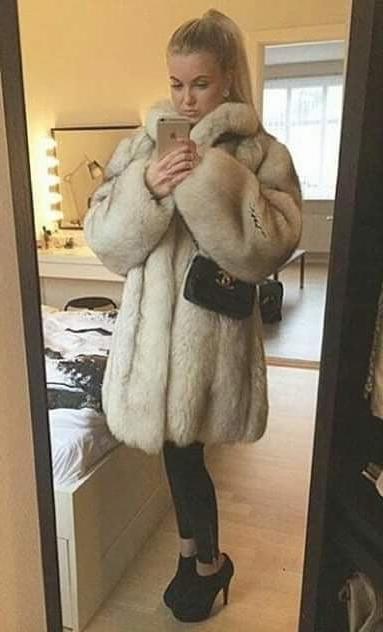 25P woman in fur coat 26