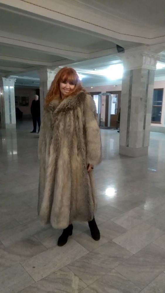 25P woman in fur coat 26
