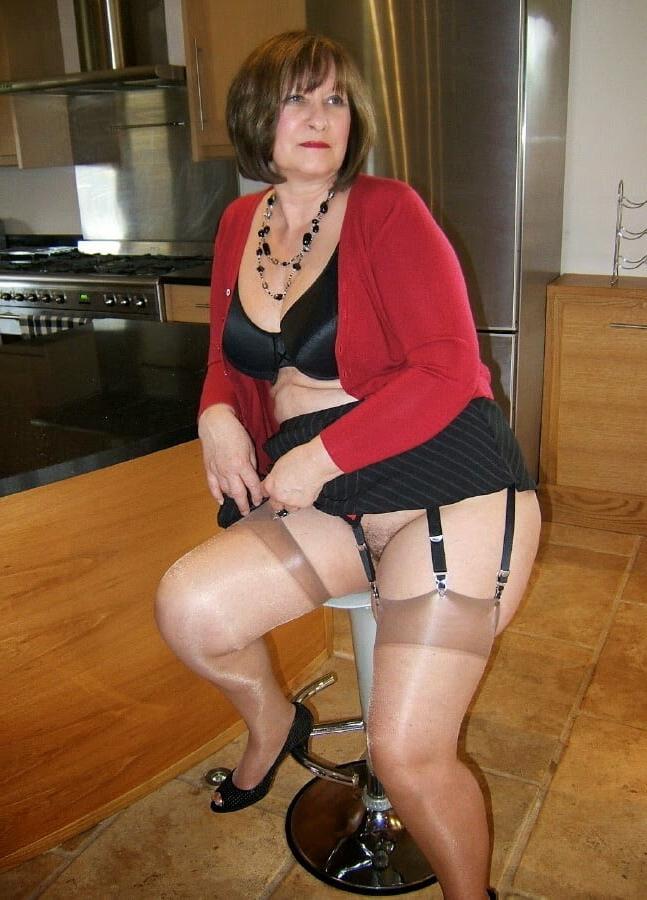 25P Older and hot 129 (Mom in bra)