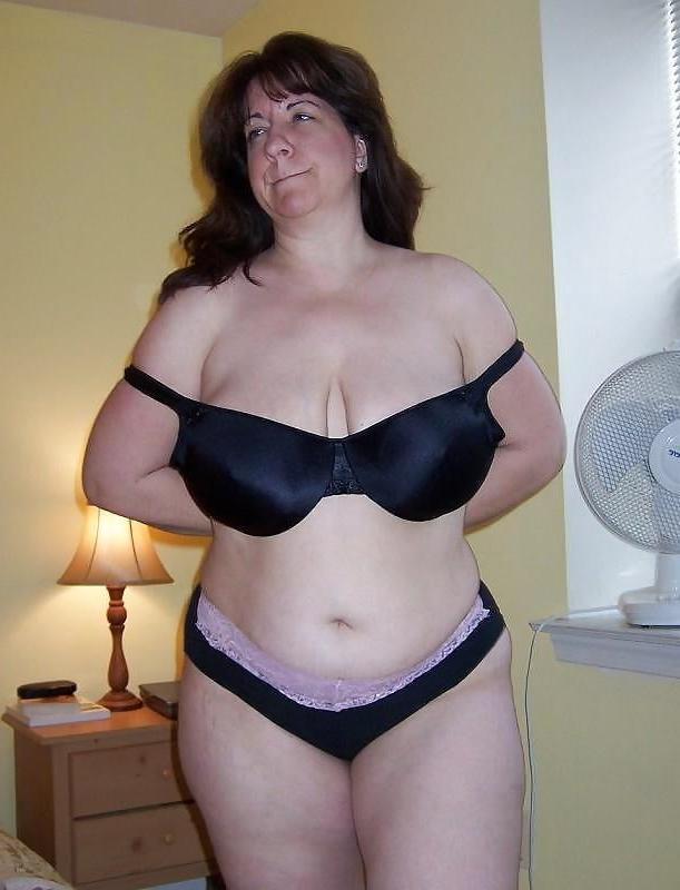 25P Older and hot 129 (Mom in bra)
