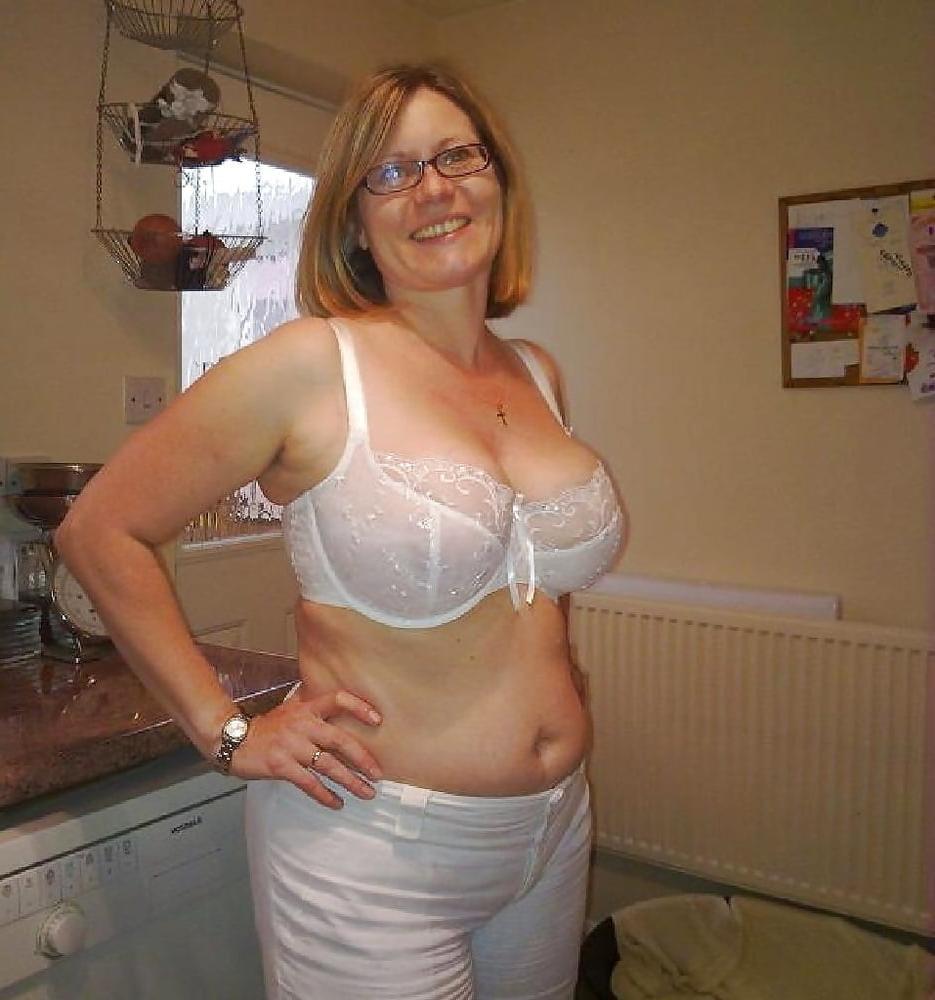 25P Older and hot 129 (Mom in bra)