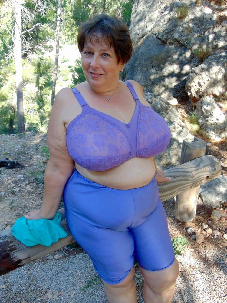 25P Older and hot 129 (Mom in bra)