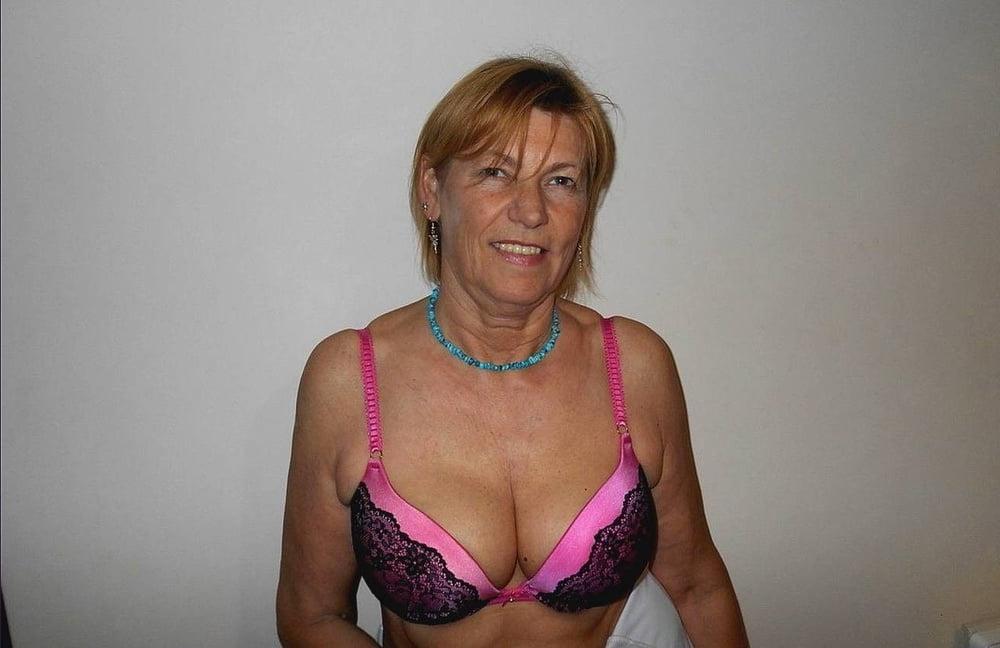 25P Older and hot 129 (Mom in bra)