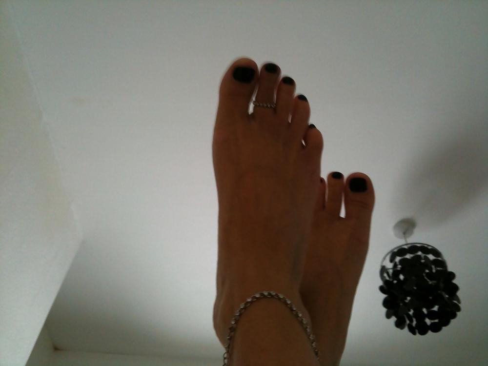 12P Freshly painted black toe nails