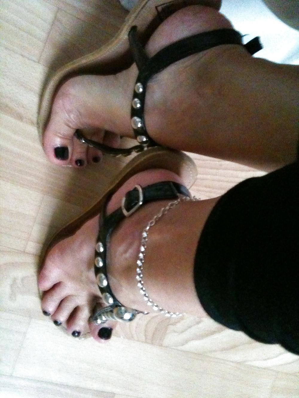 12P Freshly painted black toe nails