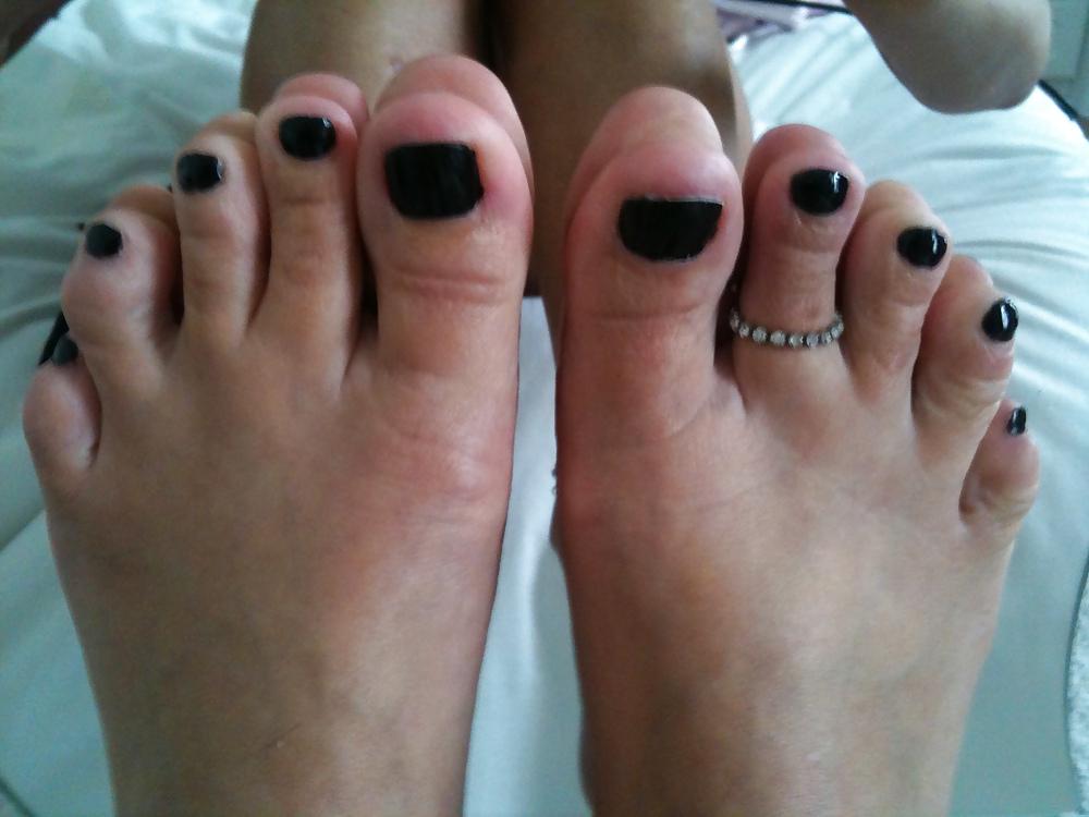 12P Freshly painted black toe nails