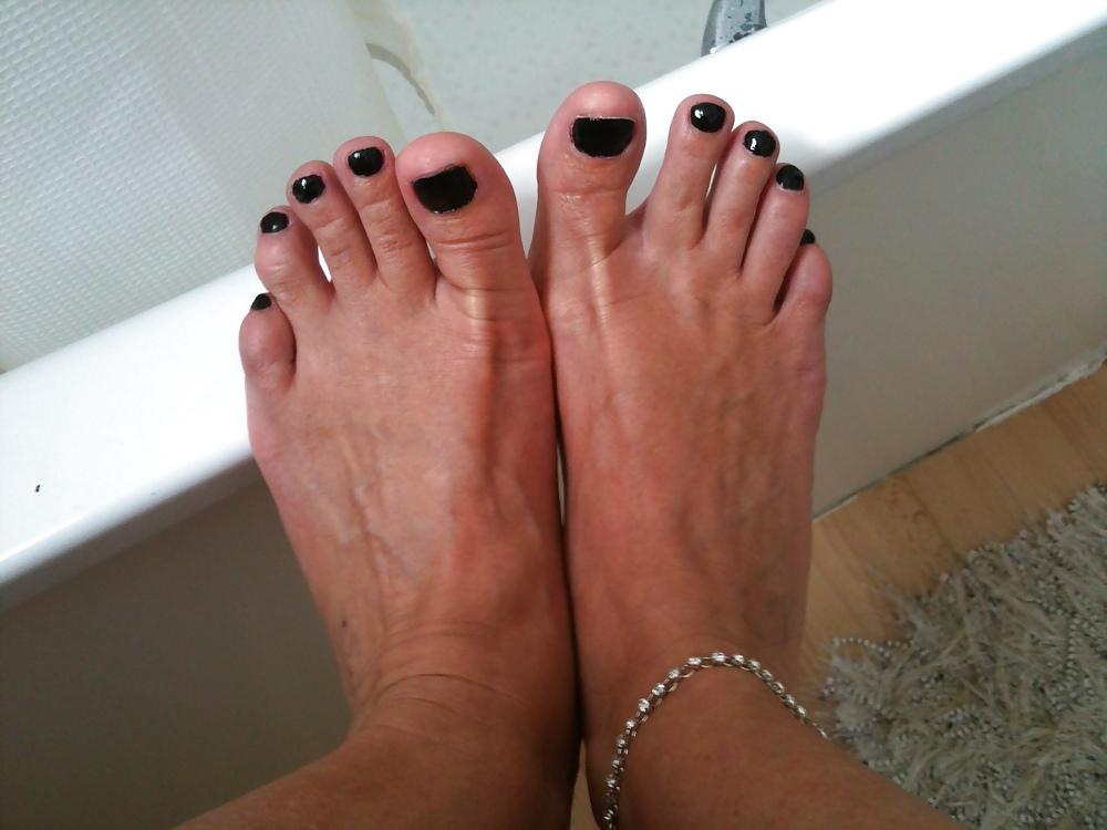 12P Freshly painted black toe nails