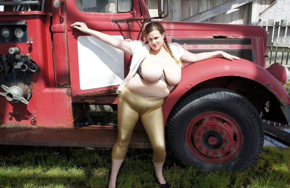 25P Show me your tits 117.