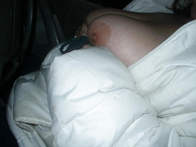 6P Flashing her titts in car