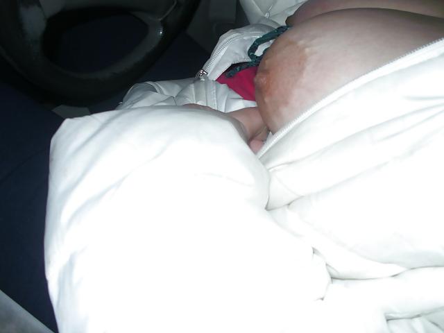 6P Flashing her titts in car