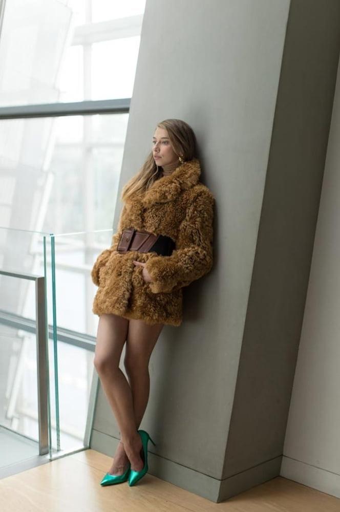 25P woman in fur coat 25