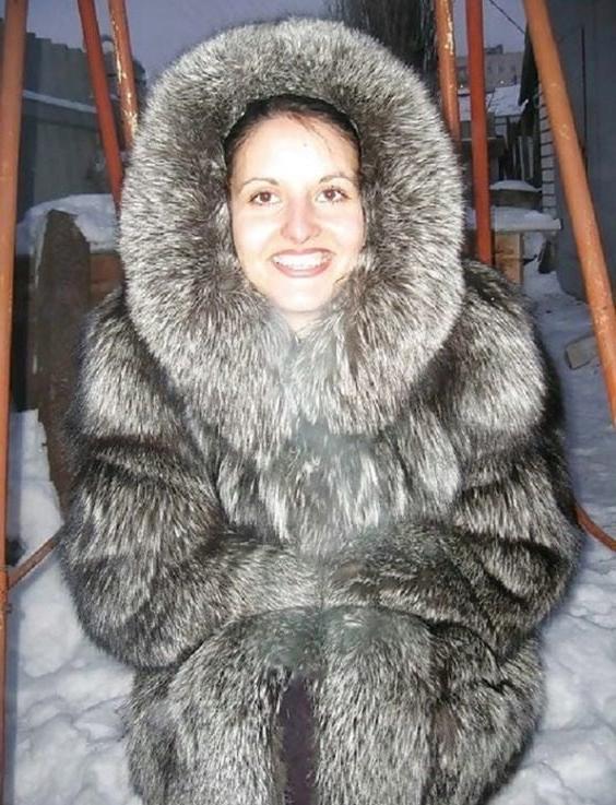 25P woman in fur coat 25
