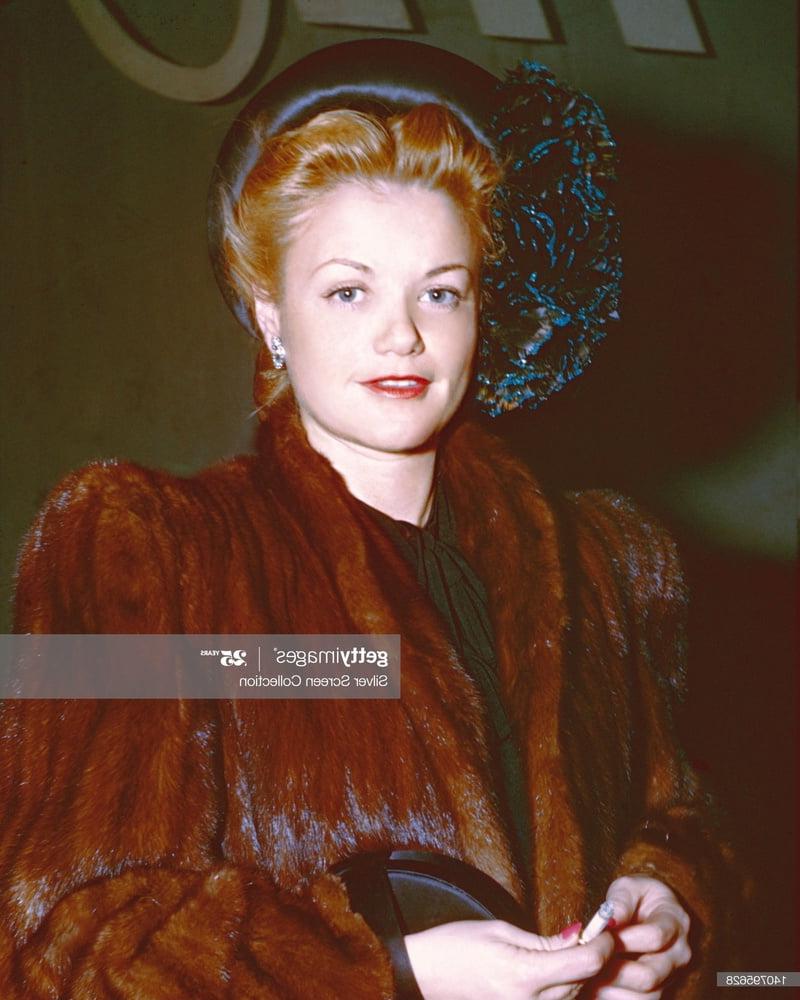 25P woman in fur coat 25