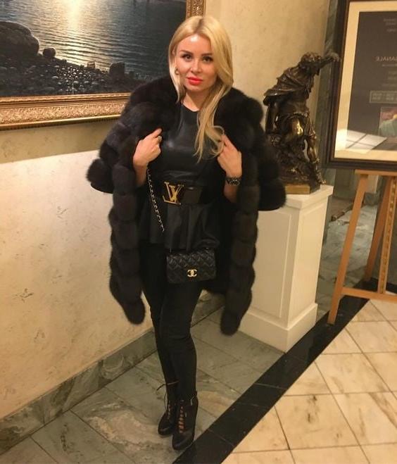25P woman in fur coat 25