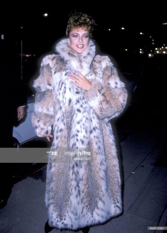25P woman in fur coat 25