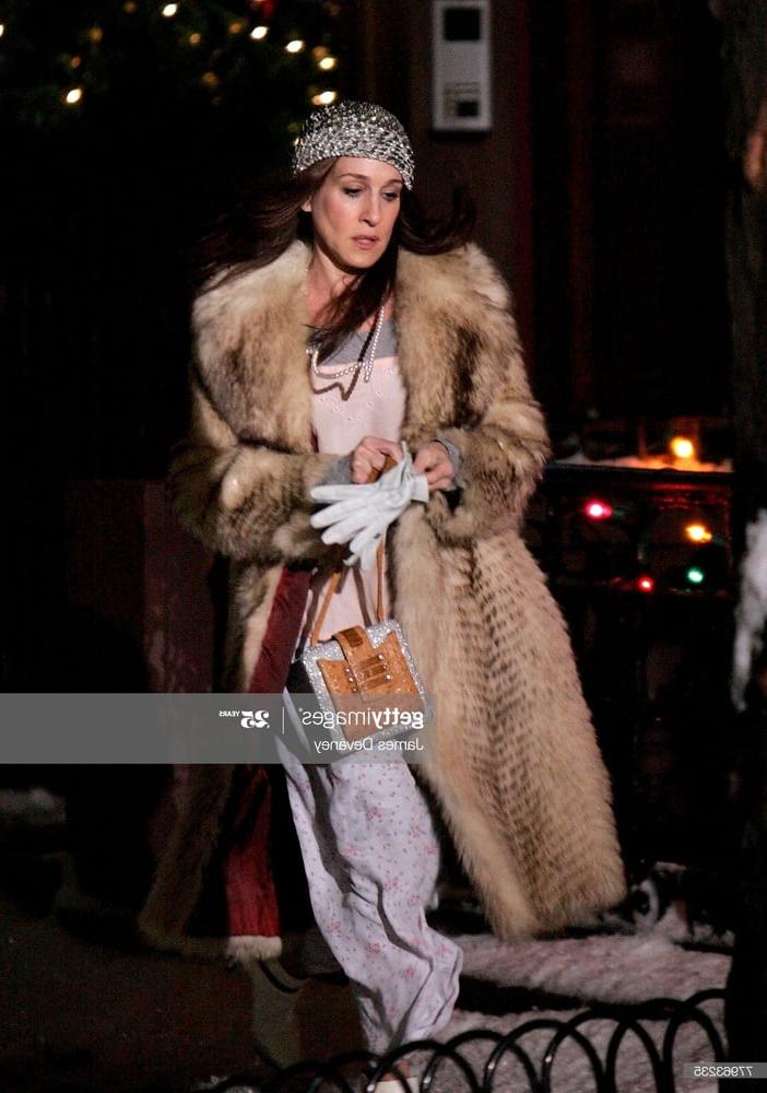 25P woman in fur coat 25