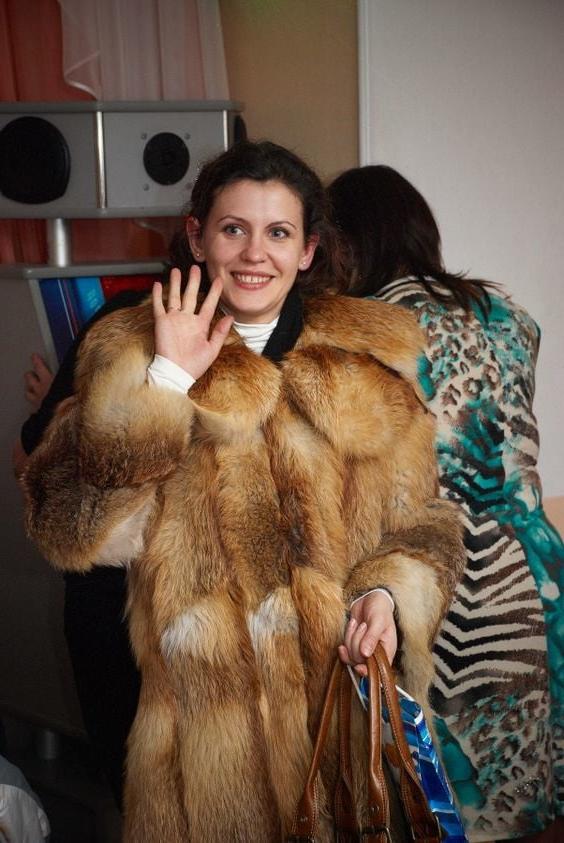 25P woman in fur coat 25