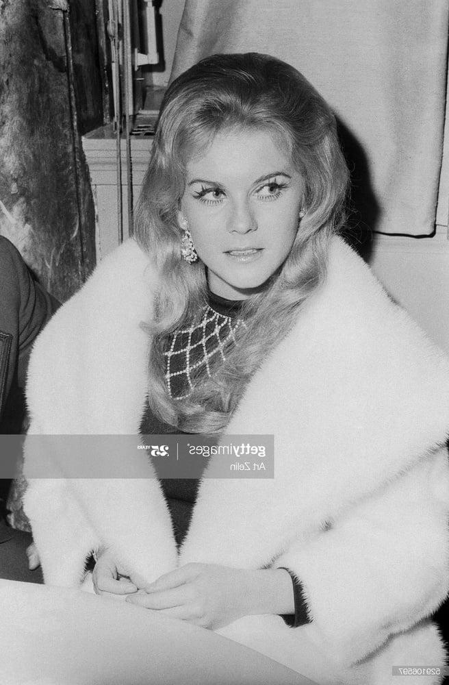 25P woman in fur coat 25