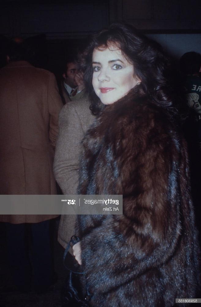 25P woman in fur coat 25