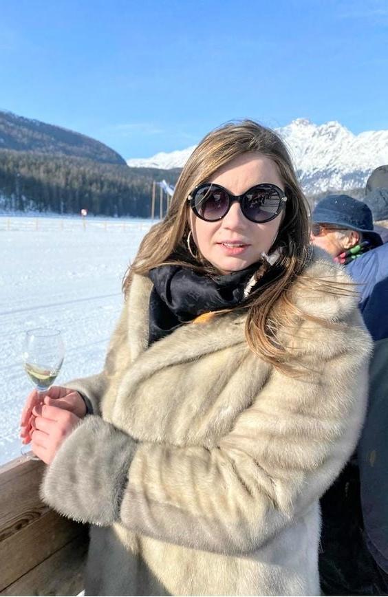 25P woman in fur coat 25