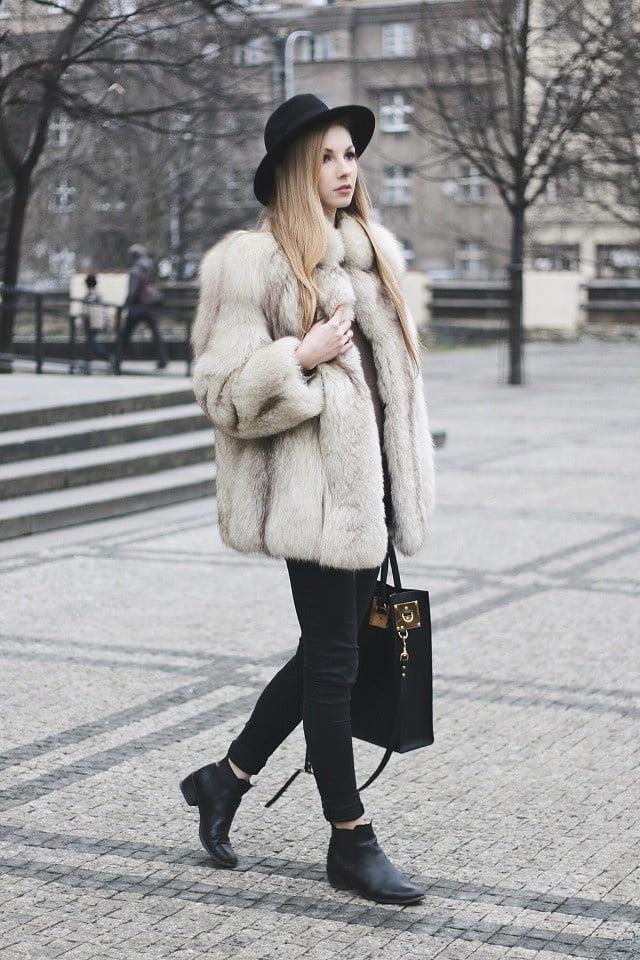 25P woman in fur coat 25